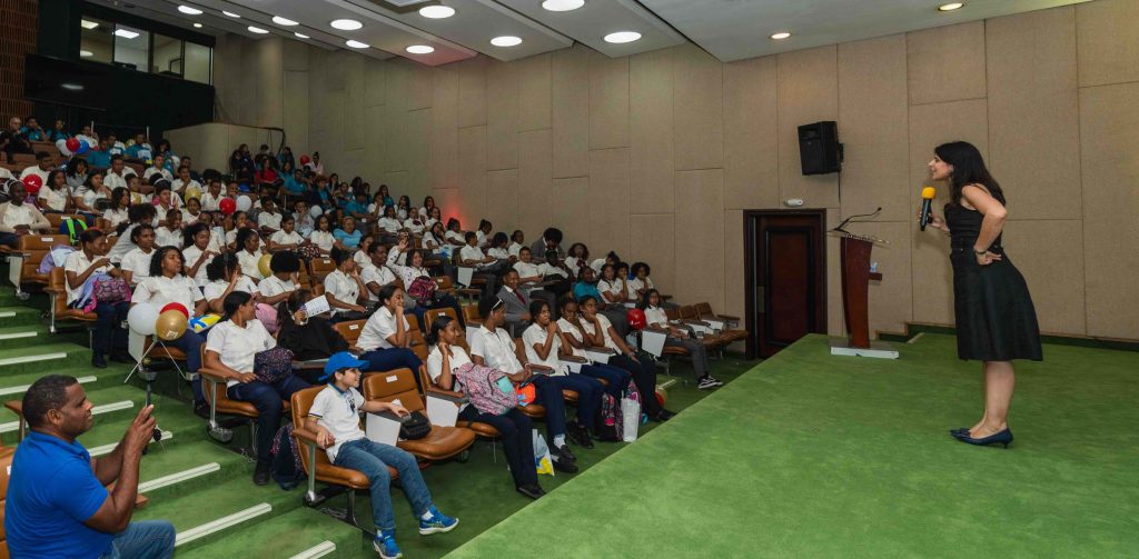 BPD 001 El Banco Popular ofrecio la charla educativa Finanzas con Proposito para Jovenes en el Banco Central