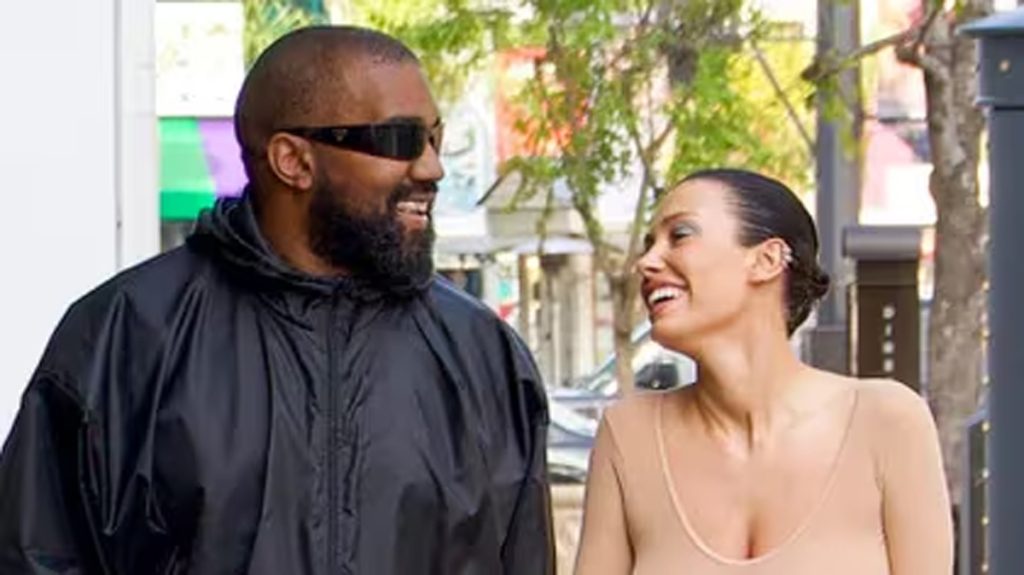 Bianca Censori la esposa de Kanye West volvio a lucir semidesnuda en las calles de Los Angeles