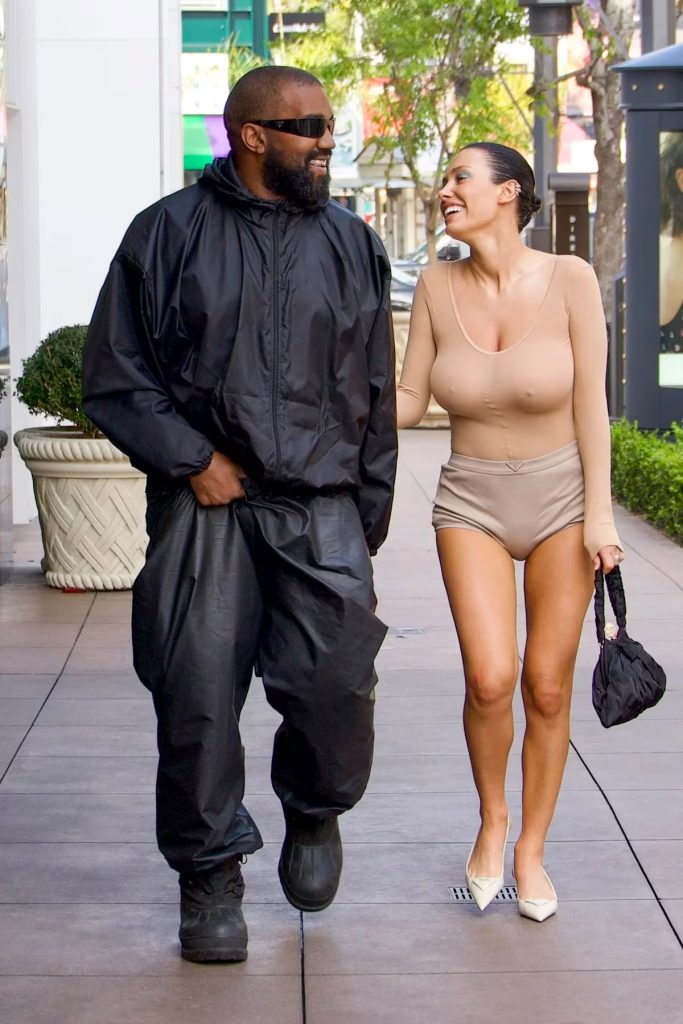 Bianca Censori la esposa de Kanye West volvio a lucir semidesnuda en las calles de Los Angeles1