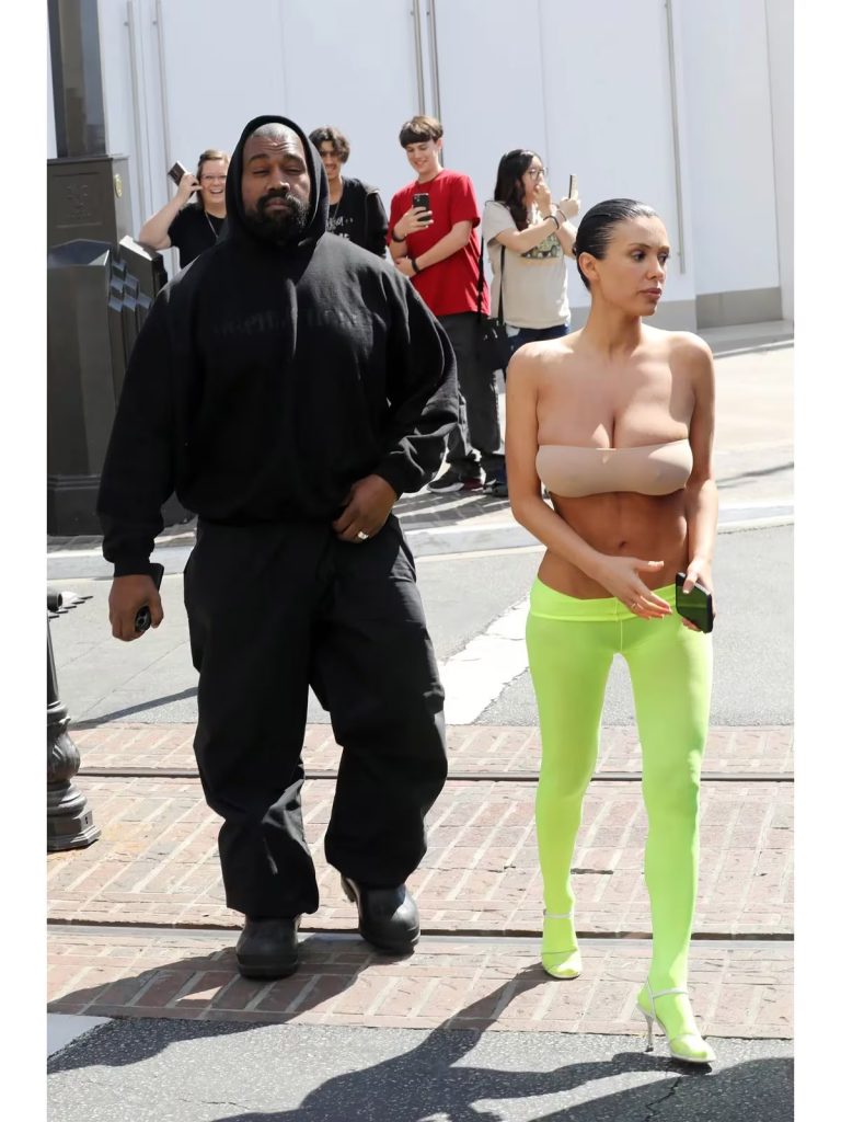 Bianca Censori la esposa de Kanye West volvio a lucir semidesnuda en las calles de Los Angeles2