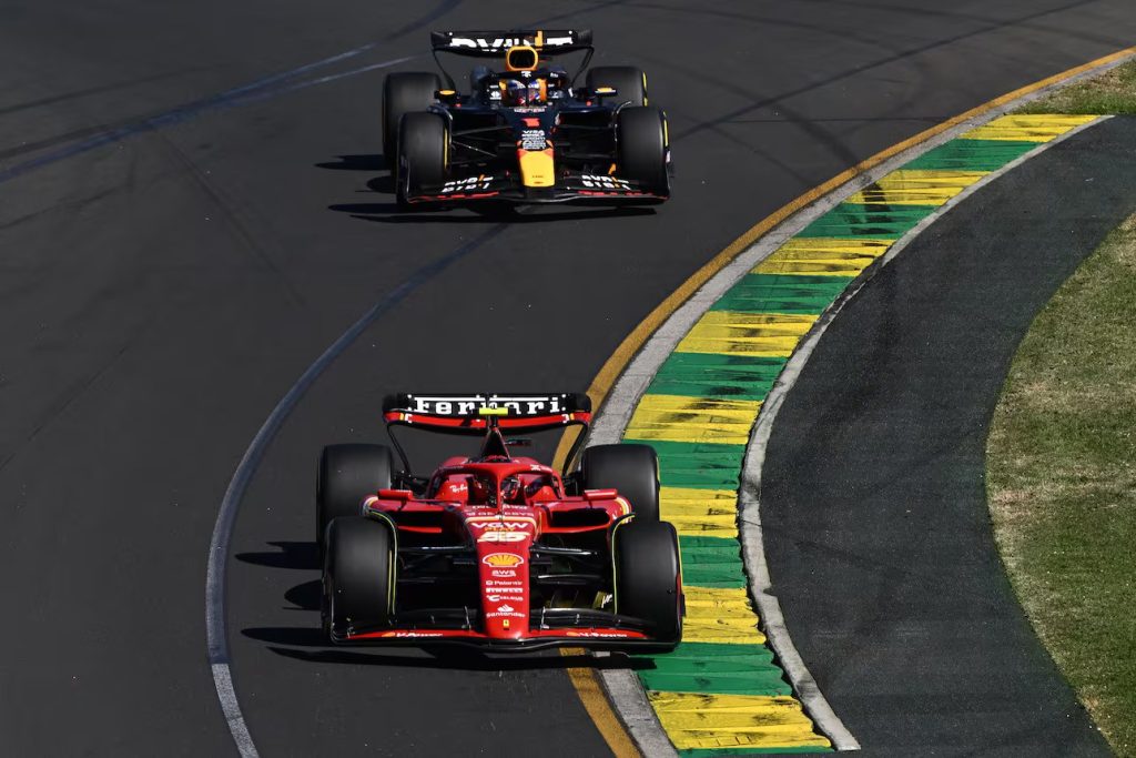 Carlos Sainz delante de Max Verstappen