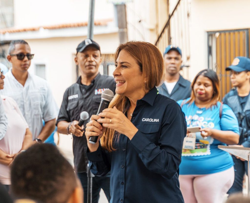 Carolina Mejia insta a los servidores publicos a abrazar el servicio y a la gente con amor