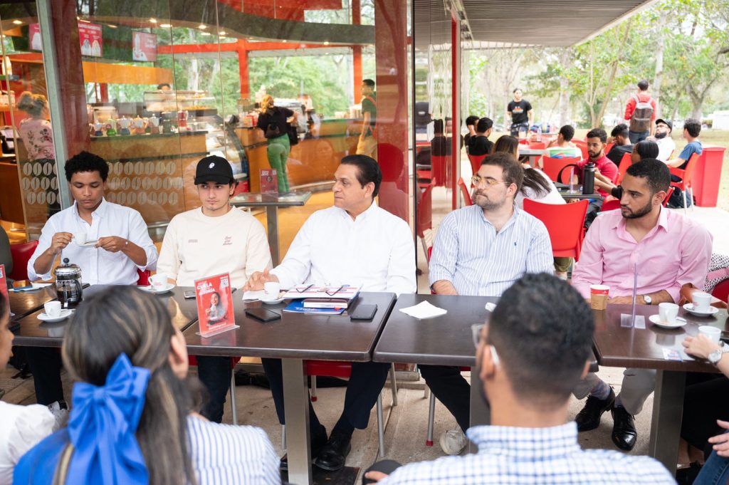 Daniel Rivera presenta en Cafe Politico de la PUCMM propuestas de desarrollo de Santiago y transformacion legislativa