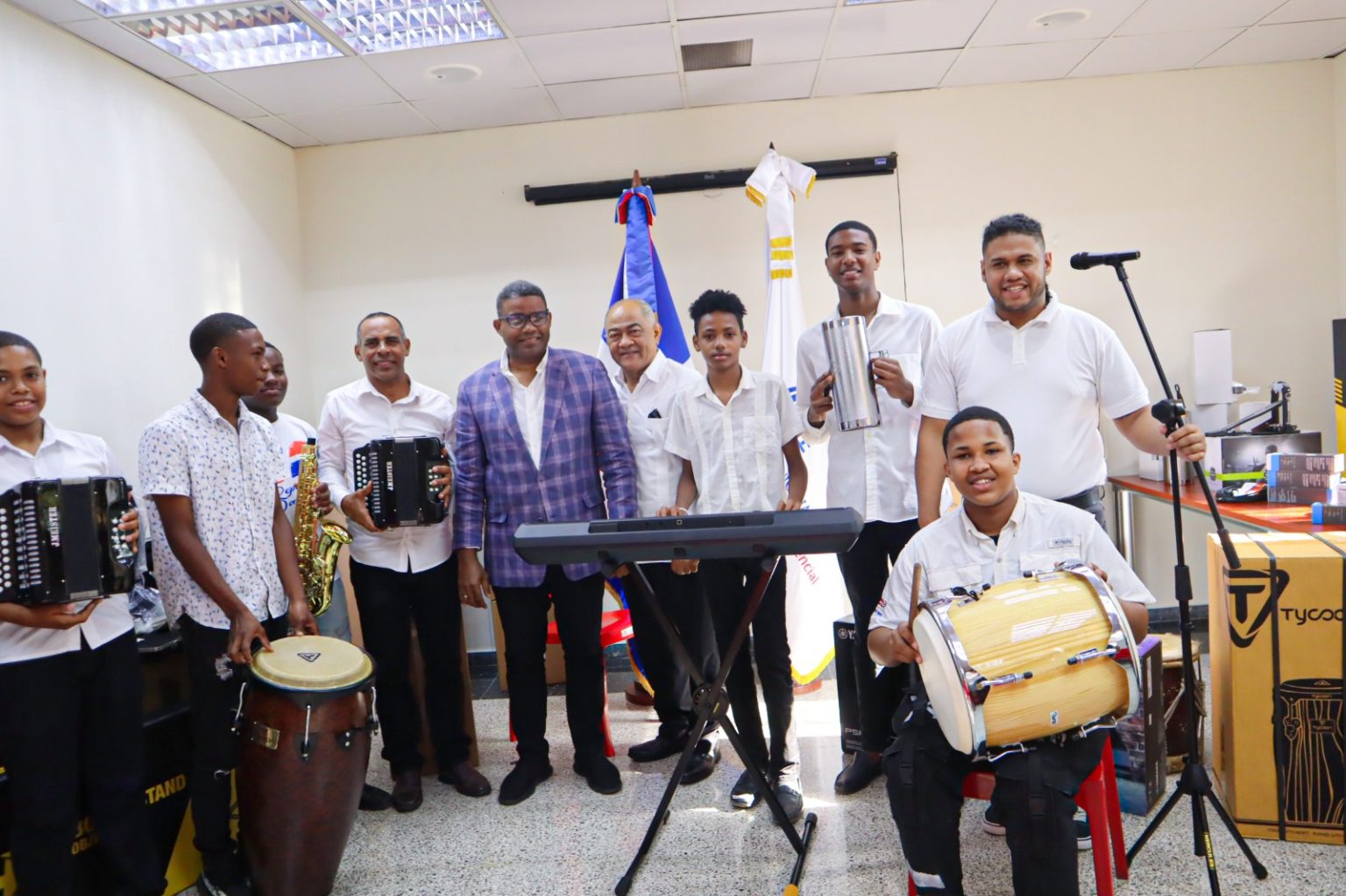 Gobierno entrega instrumentos a escuela de musica tipica en Santo Domingo Oeste