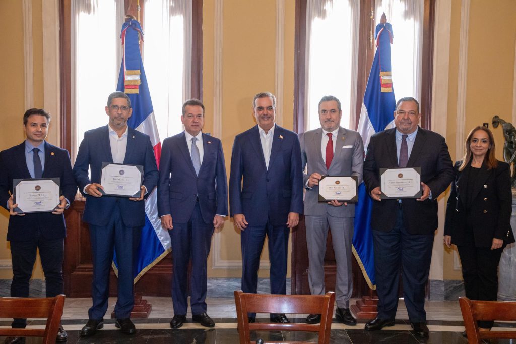 Industrias reciben oficialmente la Denominación de Origen Ron Dominicano Industrias reciben oficialmente la Denominacion de Origen Ron Dominicano