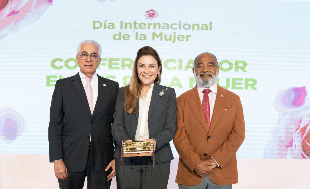 ETED impulsa la participación de la mujer en posiciones de poder; alcaldesa Carolina Mejía ofrece conferencia en acto a la mujer Martin Robles Morillo administrador general ETED Carolina Mejia alcaldesa del Distrito Nacional y Rafael Santana Guilamo pdte. Consejo Directivo ETED