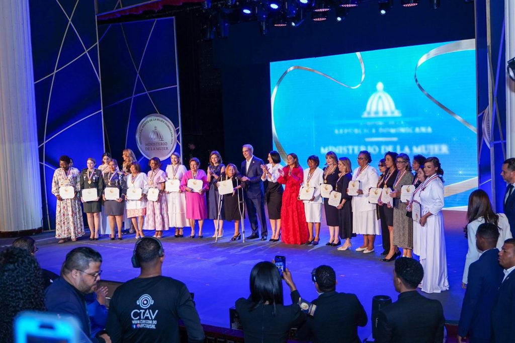 Raquel Quezada galardonada con la Medalla al Mérito de la Mujer Dominicana 2024 Raquel Quezada galardonada con la Medalla al Merito de la Mujer Dominicana 2024