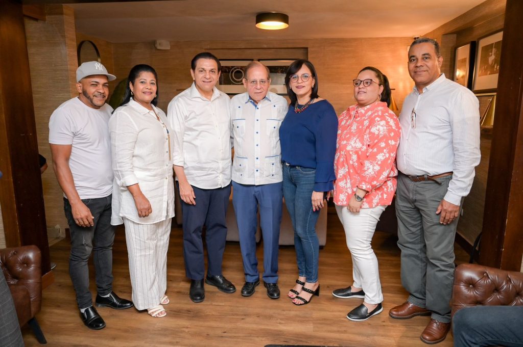 Renuncian dirigentes de la FP y el PLD y pasan a apoyar al presidente Abinader y a Daniel Rivera Renuncian dirigentes de la FP y el PLD y pasan a apoyar al presidente Abinader y a Daniel Rivera