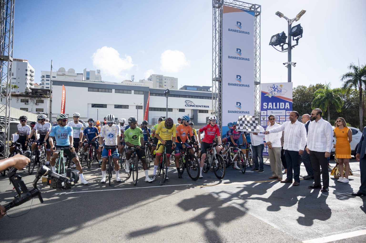 Samuel Pereyra da el banderazo de salida de la Vuelta Ciclistica