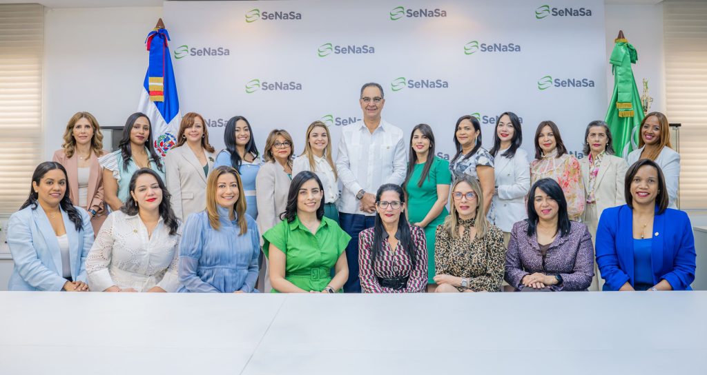 Santiago Hazim junto a equipo de colaboradoras de SeNaSa
