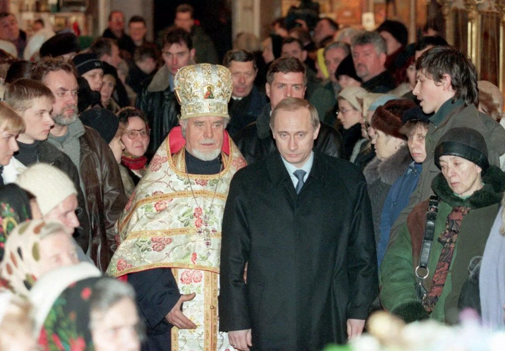 Vladimir Putin caminan entre los creyentes en la Iglesia de la Trinidad