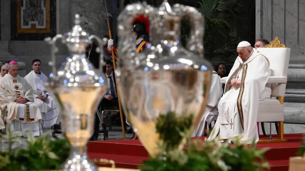 el papa Francisco celebro el Jueves Santo y les lavo los pies a 12 presas 1