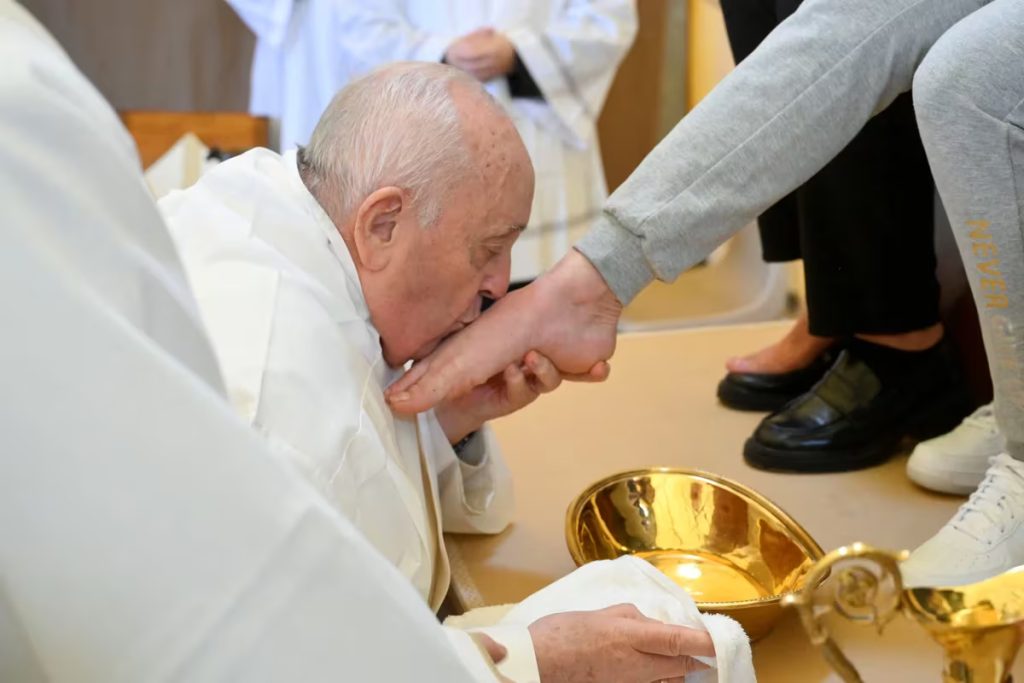 el papa Francisco celebro el Jueves Santo y les lavo los pies a 12 presas