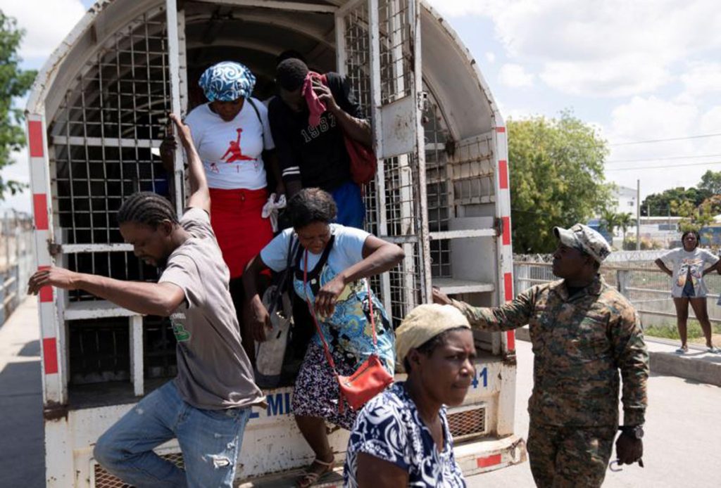 haitianos en situacion irregular son deportados en camiones a traves de la frontera