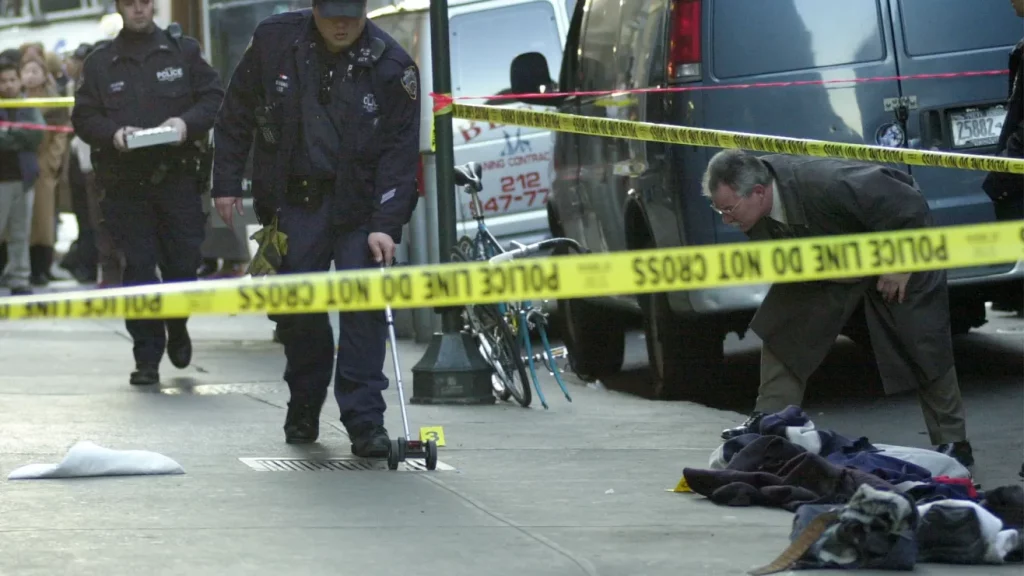 policia de Nueva York recupero numerosos casquillos de bala frente a 151 East Fordham Rd. Credito