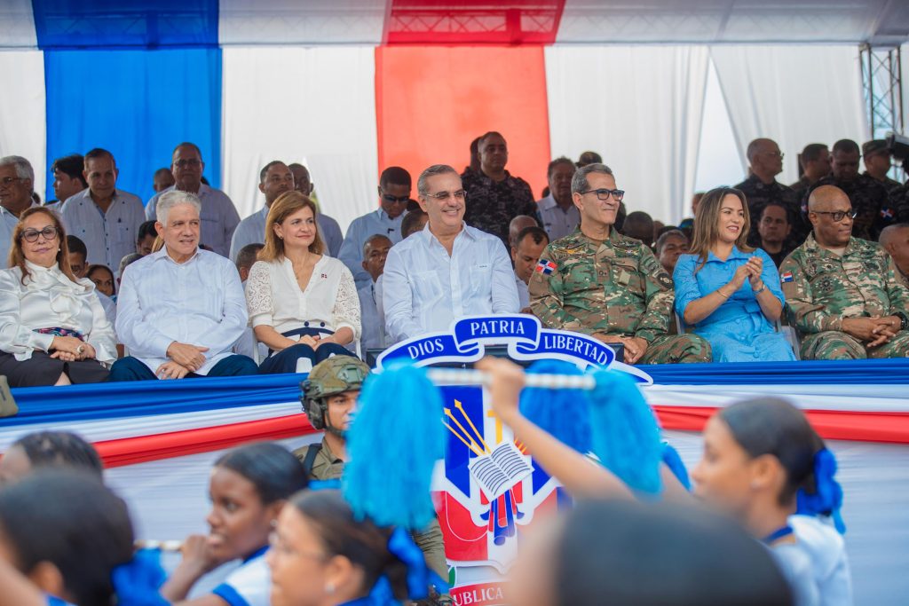 Presidente Abinader encabeza desfile en conmemoración del 180 aniversario de la batalla del 30 de marzo Abinader encabeza desfile