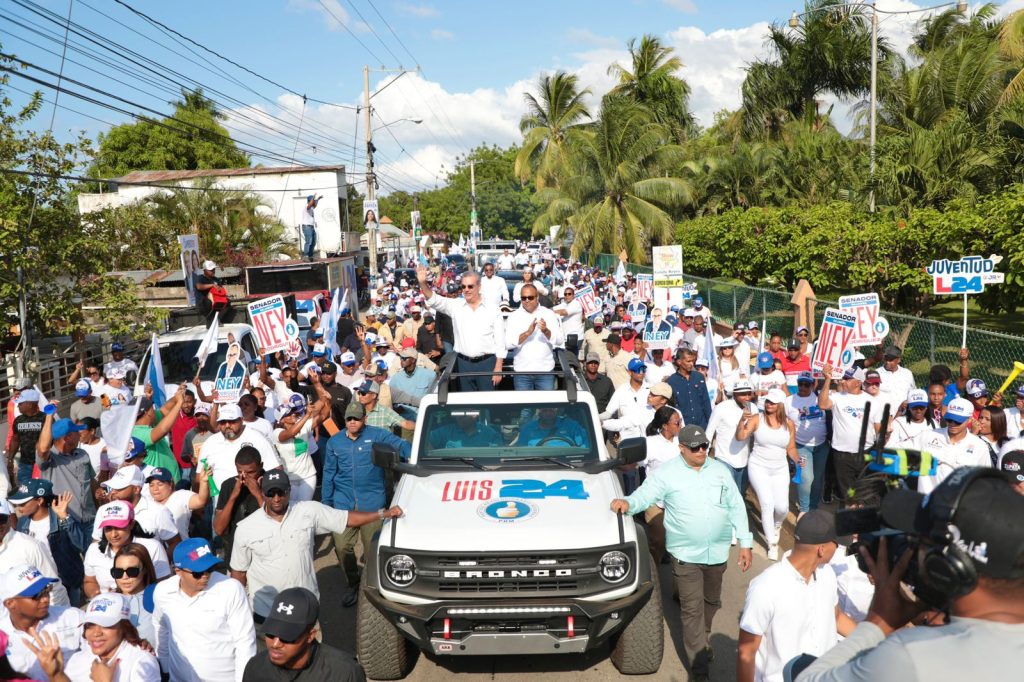 Abinader finaliza recorrido por la Linea Noroeste con caravanas en Valverde Santiago Rodriguez y Dajabon