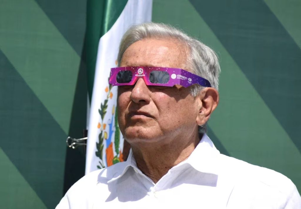 Andres Manuel Lopez Obrador observa el eclipse desde Mazatlan eljacaguero