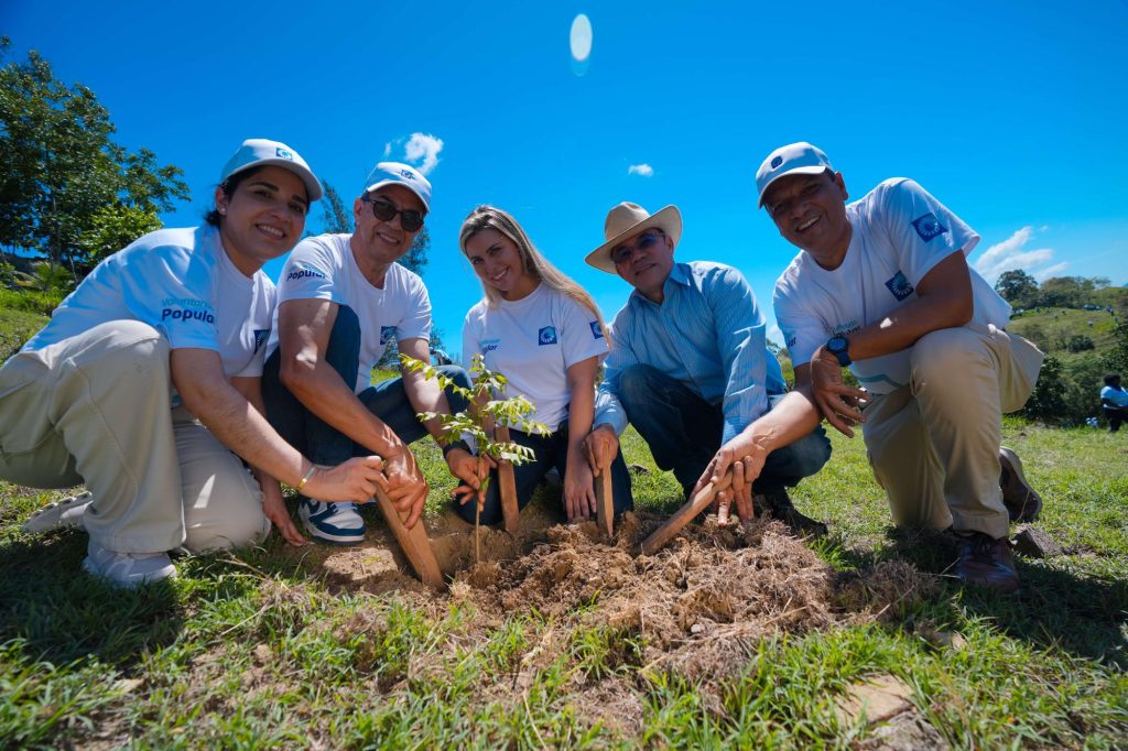 Banco Popular siembra mas de 8000 plantas en Plan Sierra