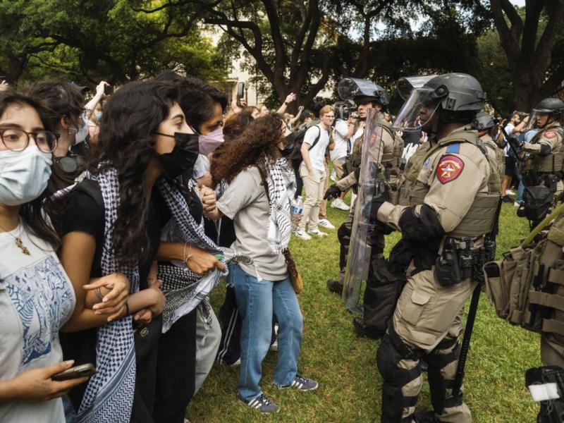 Brutal detencion de una profesora universitaria en protesta propalestina en EE.UU .1