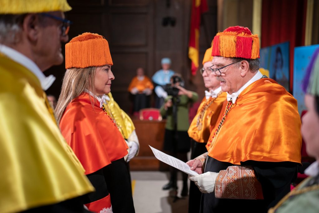 Carolina Mejía es investida como Académica de Honor en la Real Academia Europea de Doctores Carolina Mejia es investida como Academica de Honor en la Real Academia Europea de Doctores