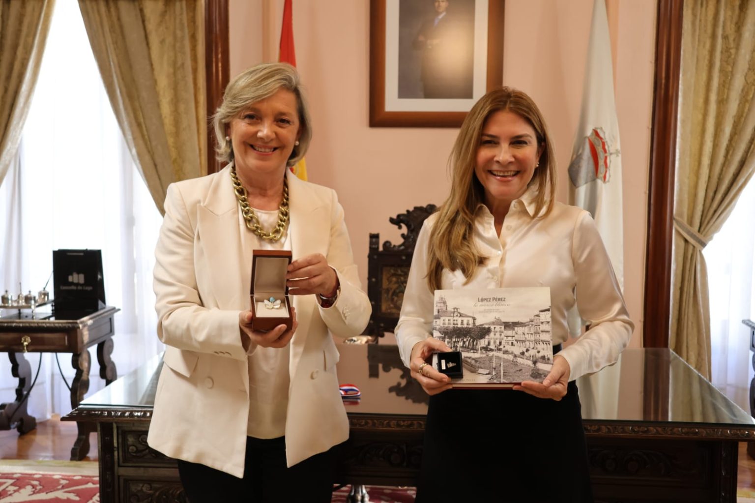 Carolina Mejia junto a la alcaldesa de Lugo Paula Alvarellos Fondo