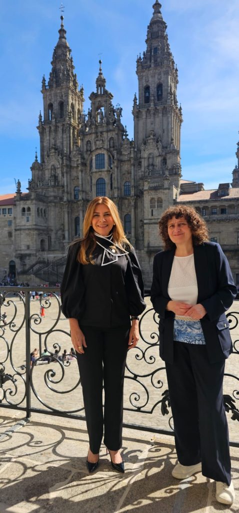 Carolina Mejia junto a la alcaldesa de Santiago de Compostela Goretti Sanmartin Rei