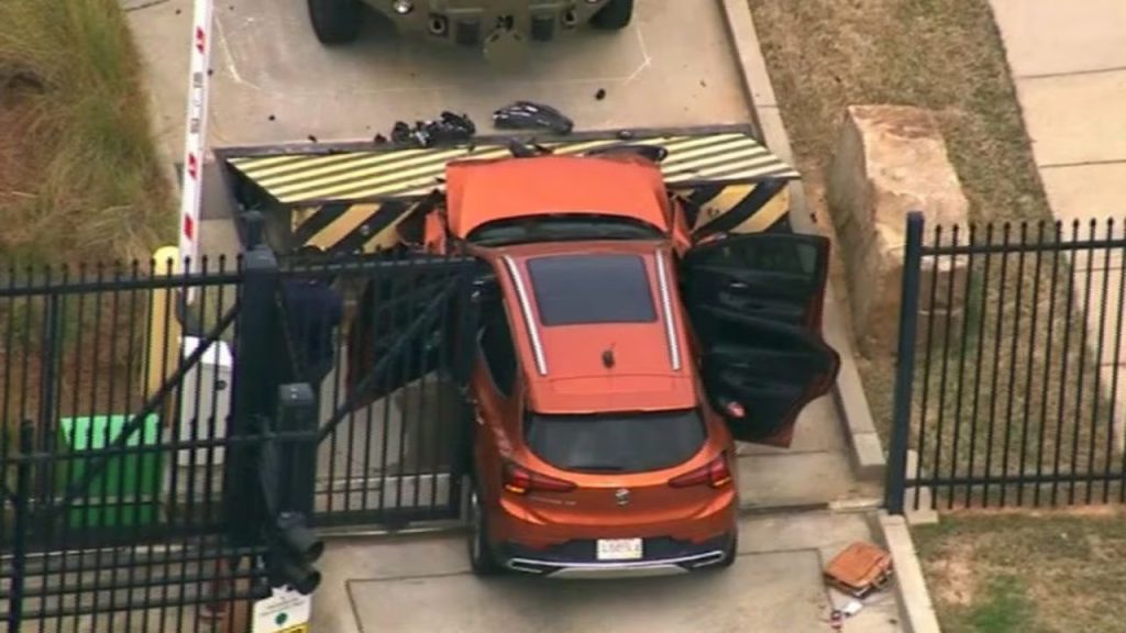 Conductor estrello su vehiculo contra la oficina principal del FBI en Atlanta