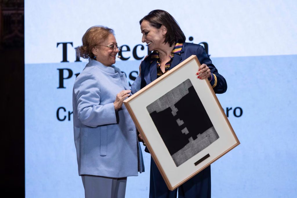 Cristina Garcia Rodero recibe el premio por su trayectoria de la mano de Pepa Bueno