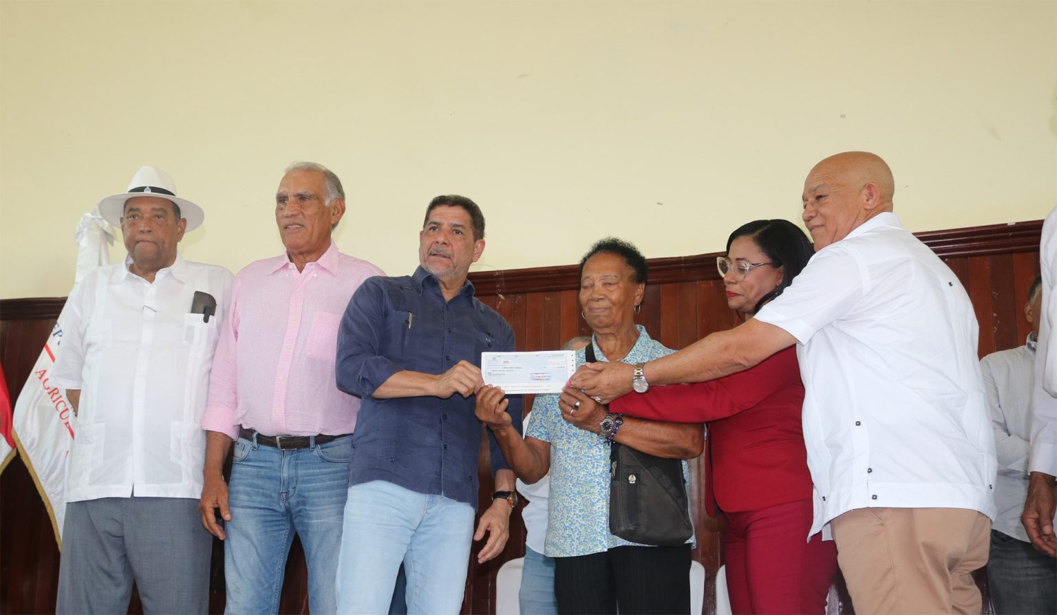 Gobierno entrega 1725 cheques a productores de habichuelas en San Juan