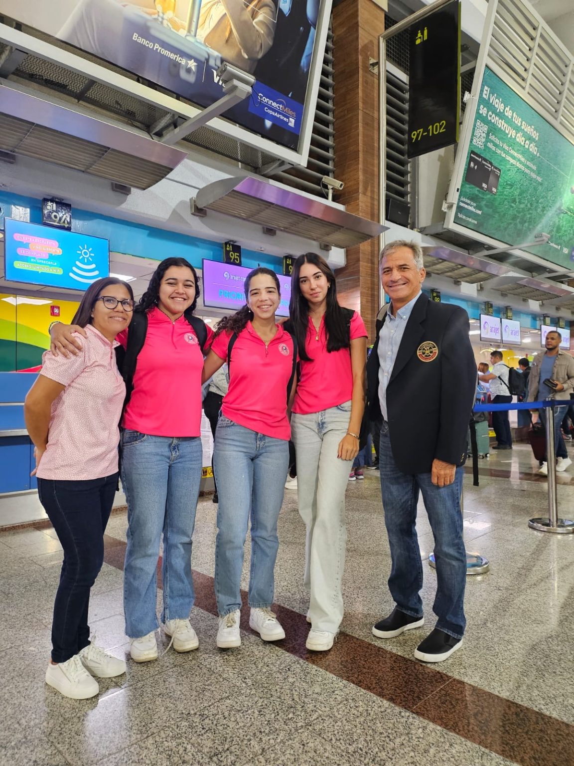 Las jugadoras Estefania Mosyagina Shanel Rodriguez y Maria Fernanda Fernandez junto al coach Willy Pumarol y la delegada Mariel Mercado