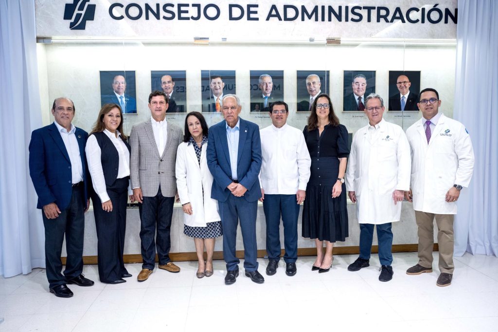 Hospital Metropolitano de Santiago realiza develamiento de galería fotográfica Luis Nunez Ana Tavarez Manuel Estrella Brigida Navarro Sanchez Espanol Padre Secilio Espinal Lina Garcia Dr. Jose Alvarez y Hector Sanchez