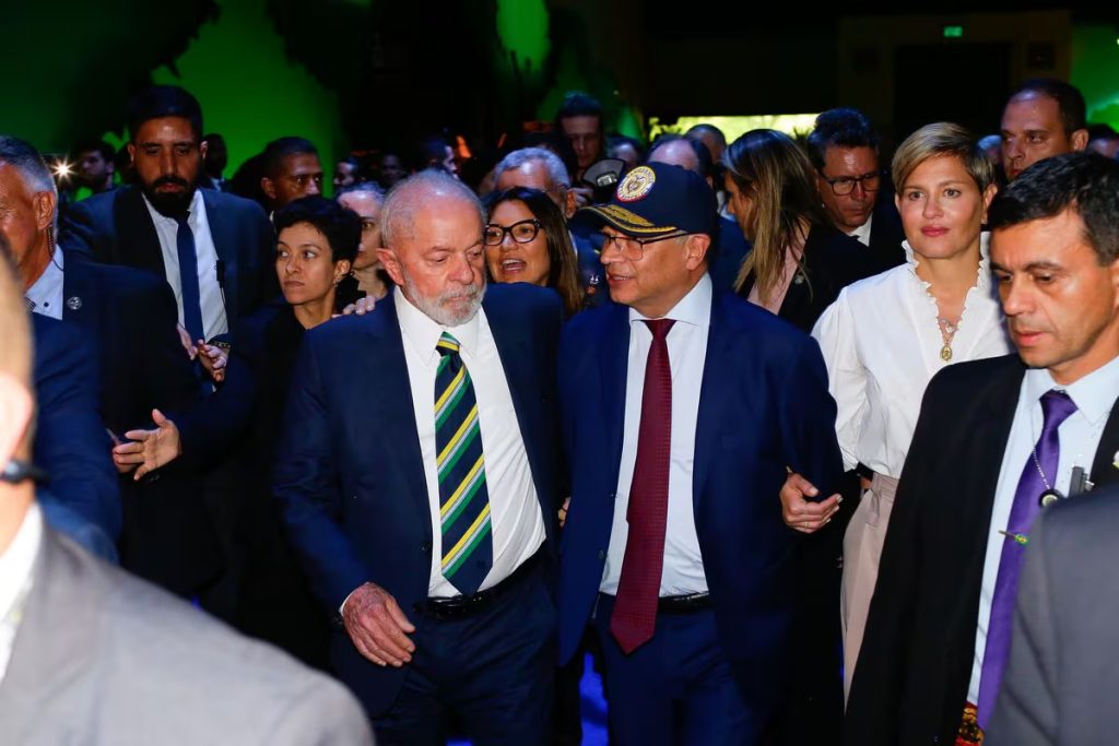 Lula da Silva y Gustavo Petro recorren el pabellon de Brasil