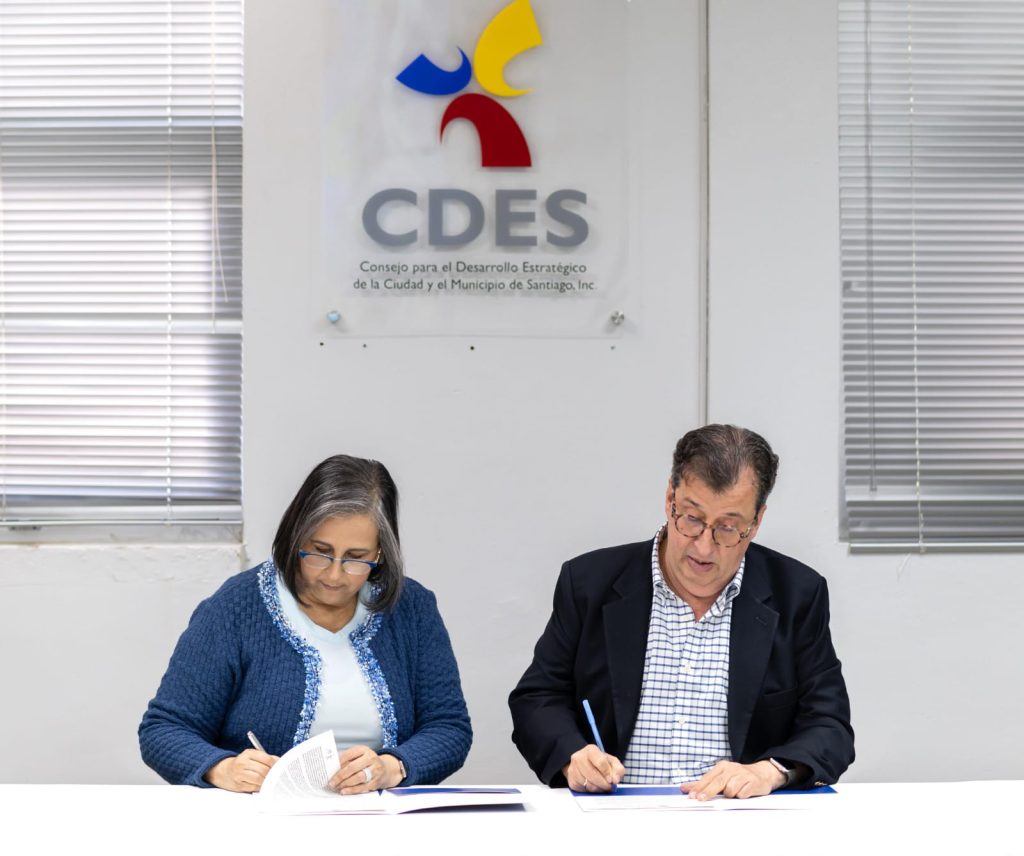 Gatsby y CDES transformarán a Santiago en metrópolis emblemática de la moda y el arte Nerys Diaz directora general de Gatsby Dominicana y Ricardo Fondeur presidente del Consejo para el Desarrollo Estrategico de Santiago1