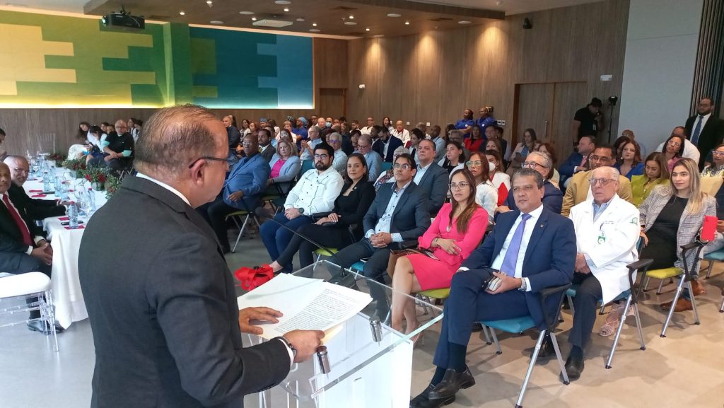 Plutarco arias de Cenicardio Santiago inaugura moderna sala de Hemodinamia