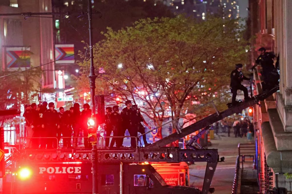 Policia ingreso al campus de la Universidad de Columbia en medio de las protestas contra la guerra en Gaza 1