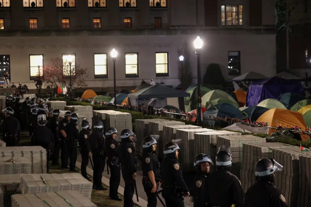 Policia ingreso al campus de la Universidad de Columbia en medio de las protestas contra la guerra en Gaza