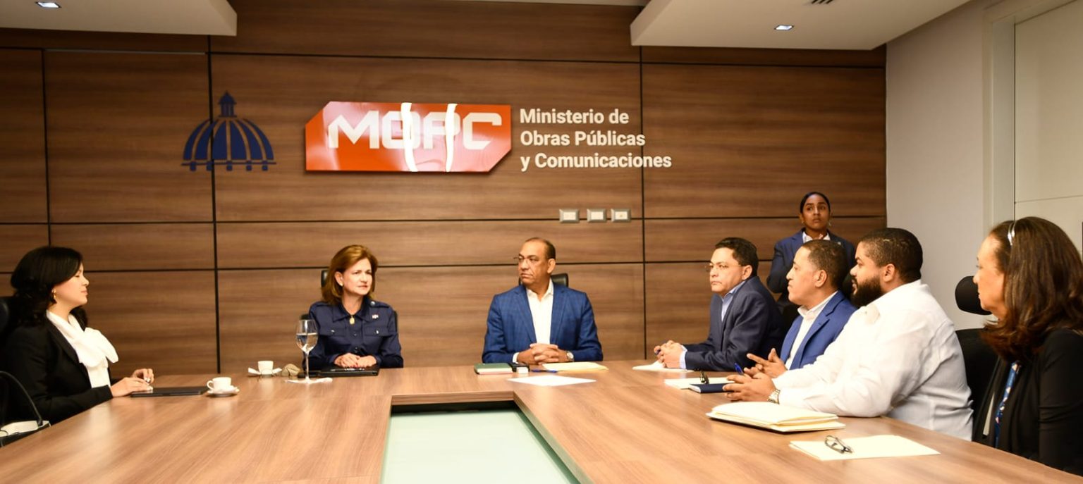Raquel Pena y el ministro Deligne Ascencion realizan reunion de trabajo en Obras Publicas