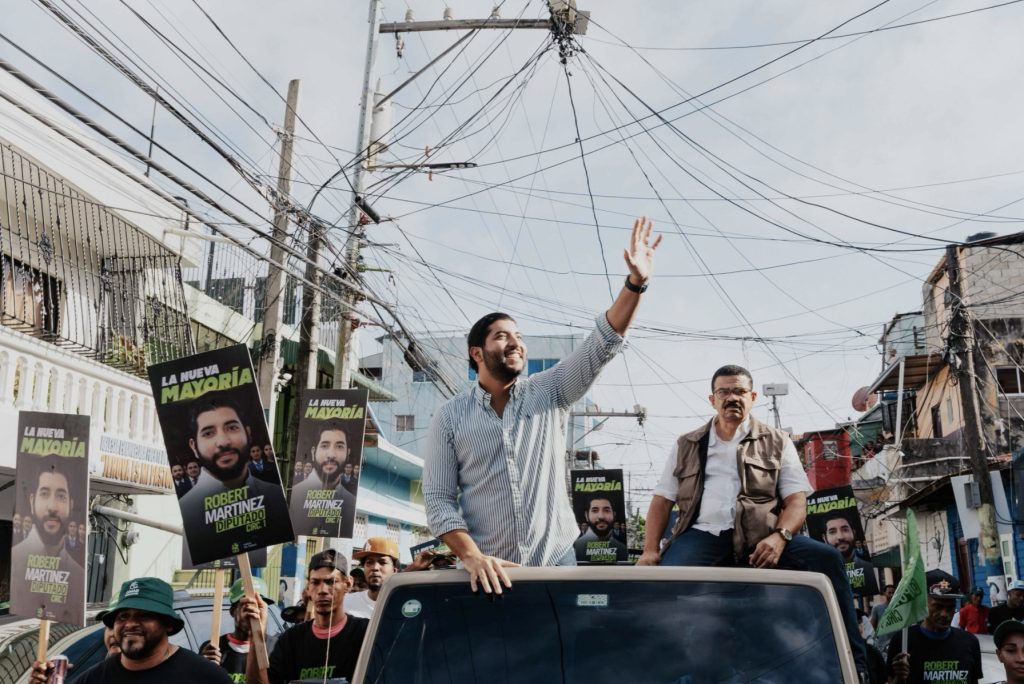 Robert Martinez formaliza inscripcion como candidato a diputado ante la JCE