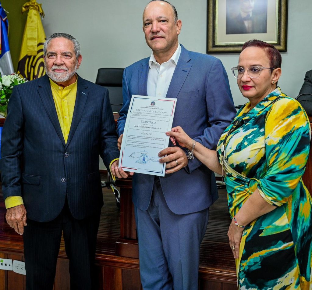 Ulises Rodriguez recibe certificado como proximo alcalde de Santiago1