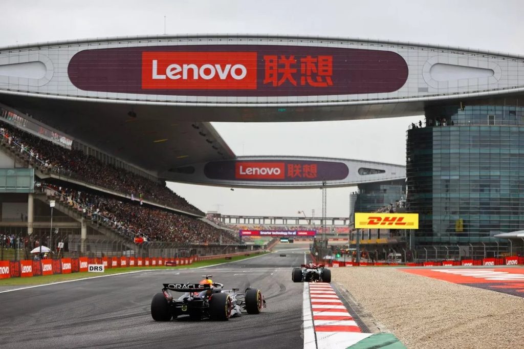 Verstappen gana al sprint toque de Alonso y Sainz y podio de Perez en China