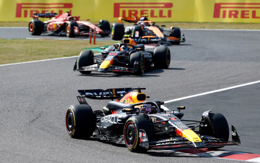 Verstappen reina en Japon F1 con Perez y Sainz en el podio