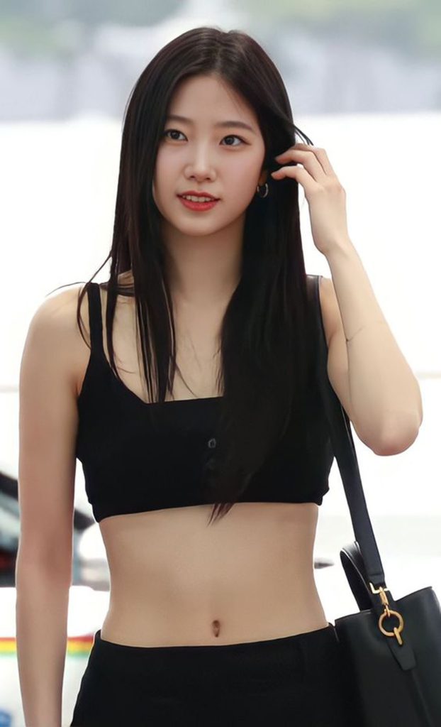 Yunjin de LE SSERAFIM muestra su sensacional abdomen en nuevas fotografias