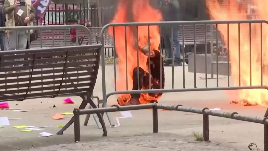 hombre se prende fuego a las puertas del tribunal donde Trump es juzgado