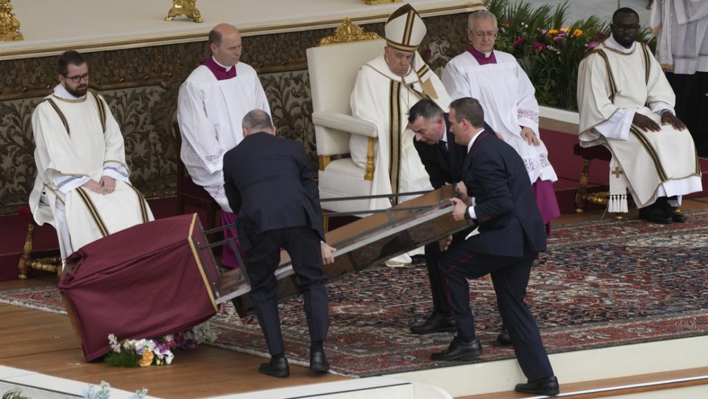 icono cae a pocos metros del papa Francisco en plena misa