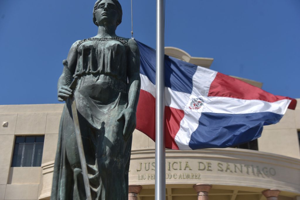 Condenan a 15 años de cárcel a hombre por tráfico de migrantes y falsificación de documentos públicos y privados palacio de justicia de santiago eljacaguero