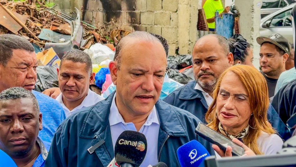 ulises rodriguez alcalde de santiago en operativo de limpieza en la ciudad