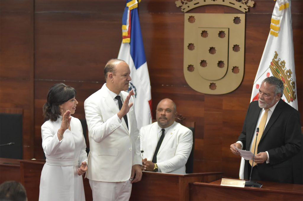 ulises rodriguez en la toma de posesion como alcalde de santiago eljacaguero1