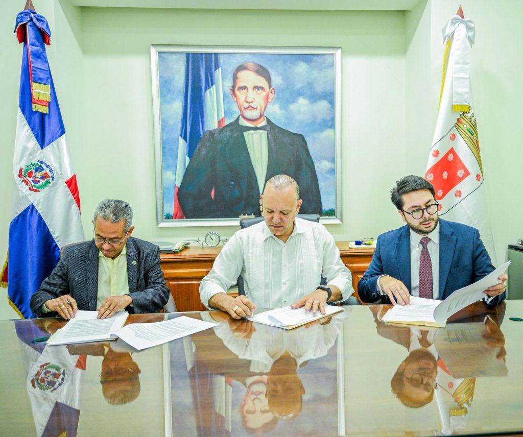 Alcalde Rodriguez firma acuerdo designa Santiago y Santo Domingo como sedes de la Copa Mundial Femenina Sub 17 en RD