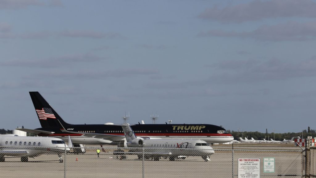 Avion de Trump choca contra otro en un aeropuerto de Florida